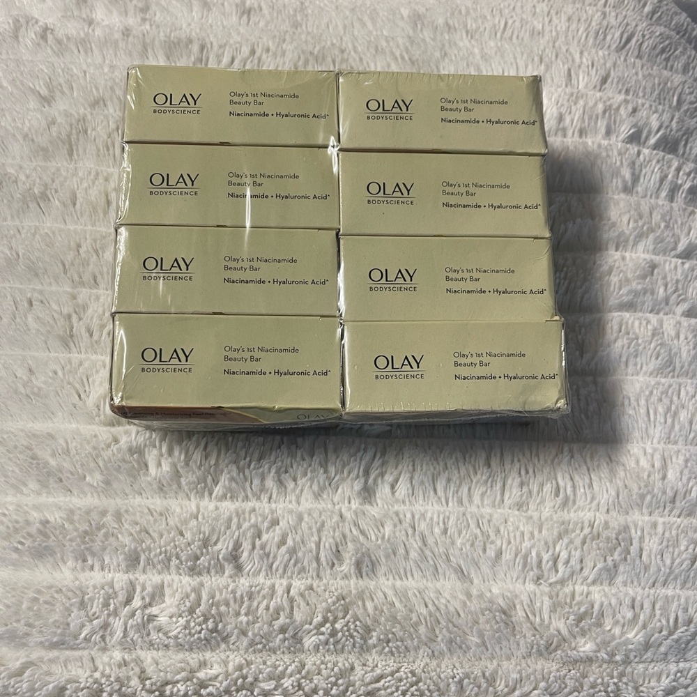 OLAY Box Set with Niacinamide and Hyaluronic Acid